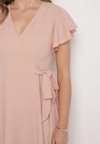 Born2be - Różowa Rozkloszowana Sukienka Kopertowa z Wiązaniem w Talii Dannila. Kolor: różowy. Wzór: aplikacja. Typ sukienki: kopertowe #5