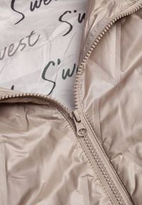 Renee - Brązowa Pikowana Kurtka z Kapturem z Materiałem na Rękawach Grigoria. Okazja: na co dzień. Typ kołnierza: kaptur. Kolor: brązowy. Materiał: materiał. Długość rękawa: długi rękaw. Styl: casual, elegancki #7