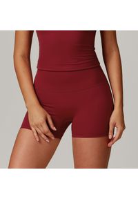 Intica - Krótkie legginsy sportowe z wysokim stanem i oddychającym materiałem Betsi. Stan: podwyższony. Kolor: czerwony. Materiał: materiał. Długość: krótkie. Sport: fitness