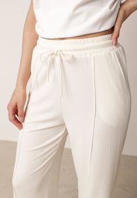 Born2be - Jasnobeżowe Szerokie Spodnie z Prążkowanej Tkaniny z Wysokim Stanem Sarora. Okazja: na co dzień. Stan: podwyższony. Kolor: beżowy. Materiał: tkanina, prążkowany. Wzór: prążki. Styl: casual #4
