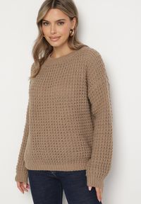 Born2be - Ciemnobeżowy Sweter z Dodatkiem Wiskozy i Ozdobnym Splotem Riavellea. Okazja: na co dzień, na spotkanie biznesowe. Kolor: beżowy. Materiał: wiskoza. Wzór: ze splotem. Styl: casual, biznesowy, elegancki #2