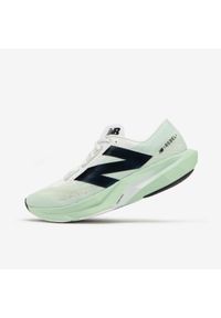 Buty do biegania męskie New Balance Fuelcell Rebel V4. Kolor: biały. Materiał: kauczuk, włókno, materiał. Szerokość cholewki: normalna