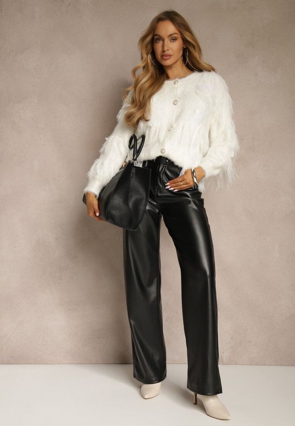 Renee - Jasnobeżowy Kardigan w Eleganckim Stylu z Imitacją Piór i Perłowymi Guzikami Nessea. Kolor: beżowy. Materiał: satyna, jeans. Styl: elegancki