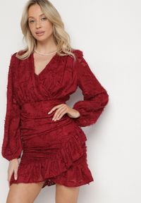 Born2be - Bordowa Kopertowa Sukienka Koronkowa z Bufiastymi Rękawami Falbankami i Marszczeniem Demeriana. Typ kołnierza: kołnierz z falbankami. Kolor: czerwony. Materiał: koronka. Długość rękawa: krótki rękaw. Typ sukienki: kopertowe #7