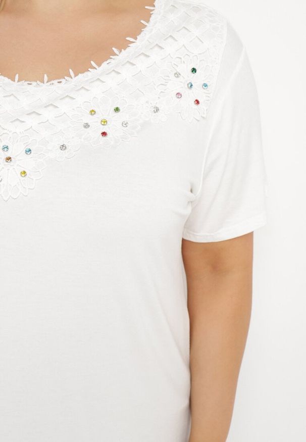 Born2be - Biała Bluzka z Krótkim Rękawem z Koronką Przy Dekolcie i Ozdobnymi Cyrkoniami Rissamara. Okazja: na co dzień. Kolekcja: plus size. Kolor: biały. Materiał: koronka. Długość rękawa: krótki rękaw. Długość: krótkie. Wzór: koronka. Styl: casual, elegancki