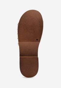 Renee - Beżowe Klapki Ozdobione Nitami i Metaliczną Aplikacją Doviana. Okazja: na co dzień. Kolor: beżowy. Wzór: aplikacja. Styl: casual, boho #4