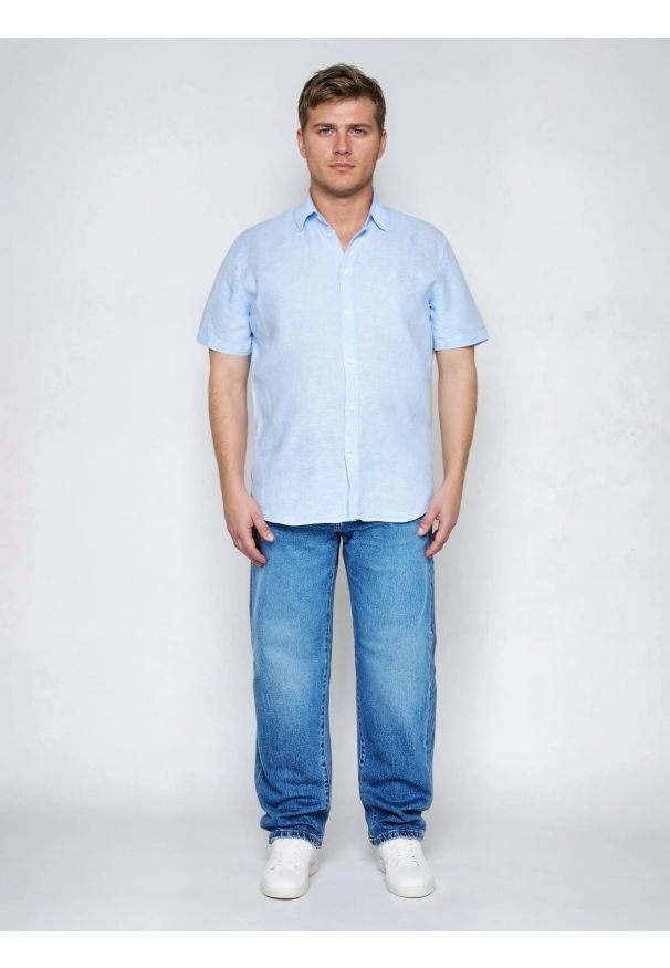 Big-Star - Lniana koszula męska z krótkim rękawem Linerso 400. Okazja: na co dzień, na spotkanie biznesowe. Typ kołnierza: kołnierzyk klasyczny. Kolor: niebieski. Materiał: len. Długość rękawa: krótki rękaw. Długość: krótkie. Sezon: lato. Styl: biznesowy, casual, klasyczny
