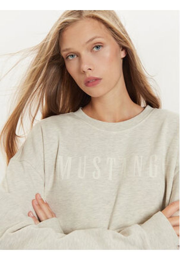 Mustang Bluza Lindsey 1015262 Szary Regular Fit. Kolor: szary. Materiał: bawełna