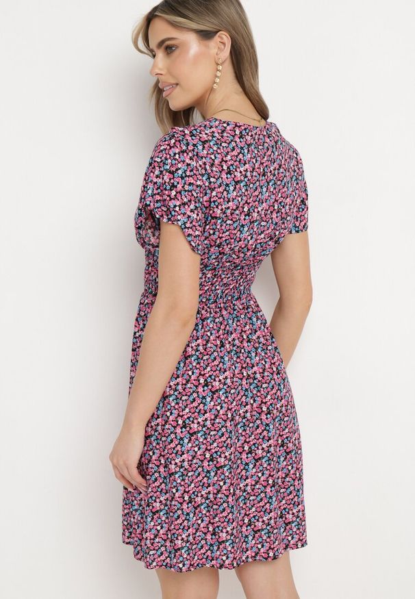 Born2be - Czarno-Różowa Sukienka Aesampos. Typ kołnierza: dekolt kopertowy. Kolor: czarny. Wzór: kwiaty. Sezon: lato. Typ sukienki: kopertowe. Długość: mini