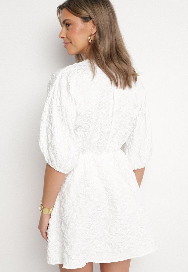 Born2be - Biała Rozkloszowana Sukienka z Rękawami Nietoperz z Tłoczeniem Darinel. Okazja: na co dzień. Typ kołnierza: dekolt w kształcie V. Kolor: biały. Materiał: jeans. Typ sukienki: rozkloszowane. Styl: casual, klasyczny