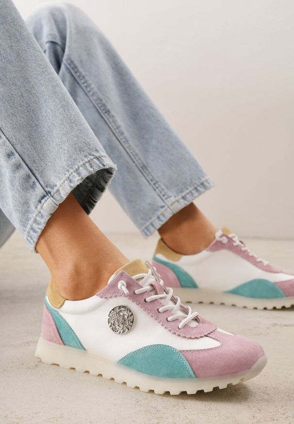 Renee - Biało-Fioletowe Sneakersy ze Skóry Naturalnej Ozdobione Metaliczną Aplikacją Tidina. Zapięcie: sznurówki. Kolor: biały. Materiał: skóra. Wzór: aplikacja. Sezon: wiosna