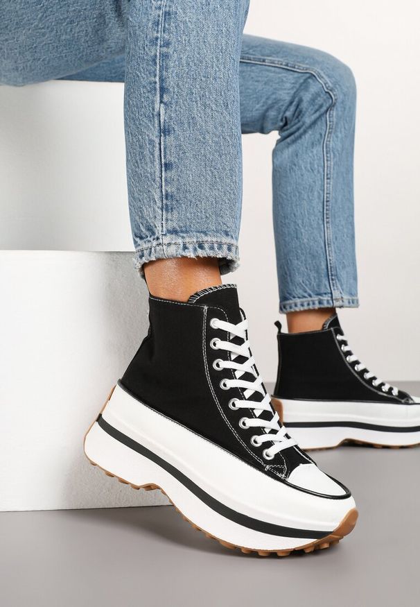Renee - Czarne Trampki za Kostkę na Platformie z Tłoczeniami Danawinn. Okazja: na co dzień. Wysokość cholewki: za kostkę. Kolor: czarny. Materiał: jeans. Obcas: na platformie. Styl: casual