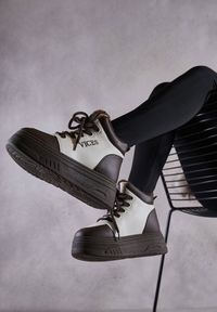 Renee - Beżowo-Brązowe Sneakersy na Grubej Podeszwie Mocno Ocieplane Futrem Leavinael. Okazja: na co dzień. Kolor: beżowy. Materiał: futro. Wzór: napisy. Obcas: na obcasie. Wysokość obcasa: średni #5