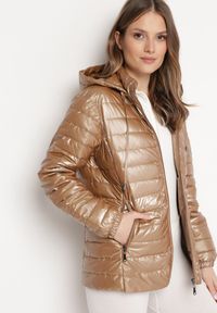 Born2be - Ciemnobeżowa Pikowana Kurtka Metaliczna z Kapturem Slaissa. Okazja: na co dzień. Typ kołnierza: kaptur. Kolor: beżowy. Wzór: aplikacja. Styl: casual #1