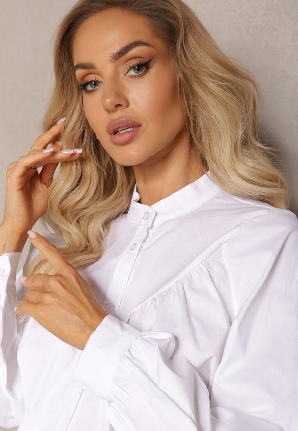 Renee - Biała Bawełniana Koszula Trapezowa z Ozdobnym Marszczeniem Analize. Kolor: biały. Materiał: bawełna