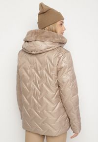 Born2be - Beżowa Pikowana Kurtka o Prostym Kroju z Kapturem Avilerie. Okazja: na co dzień. Typ kołnierza: kaptur. Kolekcja: plus size. Kolor: beżowy. Materiał: jeans. Styl: elegancki, casual #7