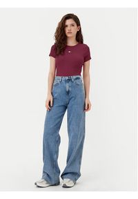 Tommy Jeans T-Shirt Badge DW0DW17881 Bordowy Slim Fit. Kolor: czerwony. Materiał: bawełna