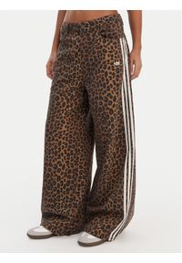 Adidas - adidas Jeansy KA2680 Brązowy Loose Fit. Kolor: brązowy #1