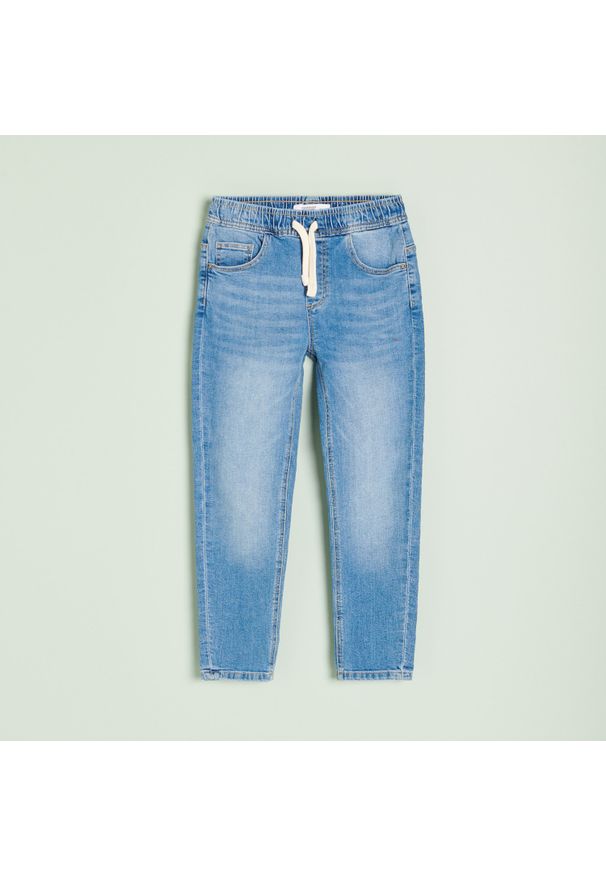 Reserved - Bawełniane joggery jeansowe - Niebieski. Kolor: niebieski. Materiał: jeans, bawełna