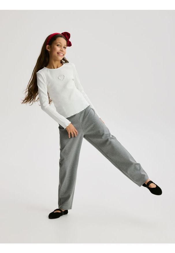 Reserved - Prążkowana koszulka z aplikacją - złamana biel. Materiał: prążkowany. Wzór: aplikacja