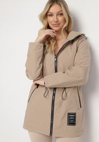 Born2be - Ciemnobeżowa Kurtka Parka z Kapturem i Kieszeniami Ściągana w Pasie Omeina. Okazja: na co dzień. Typ kołnierza: kaptur. Kolor: beżowy. Materiał: jeans. Styl: casual, elegancki