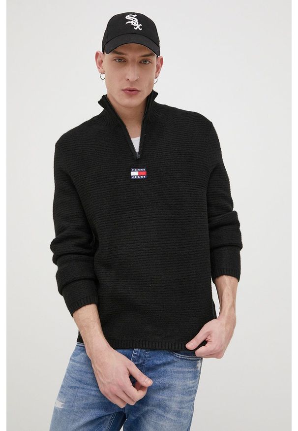 Tommy Jeans Sweter DM0DM12203.PPYY męski kolor czarny ciepły. Okazja: na co dzień. Kolor: czarny. Materiał: dzianina. Długość rękawa: długi rękaw. Długość: krótkie. Wzór: aplikacja. Styl: casual