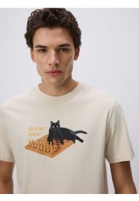 Reserved - T-shirt regular z nadrukiem - beżowy. Kolor: beżowy. Materiał: dzianina, bawełna. Wzór: nadruk #1