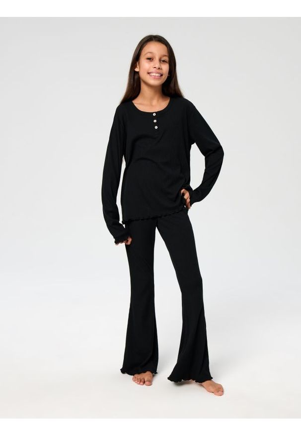 Sinsay - Prążkowana piżama dwuczęściowa z rozszerzanymi nogawkami - czarny. Kolor: czarny. Materiał: prążkowany