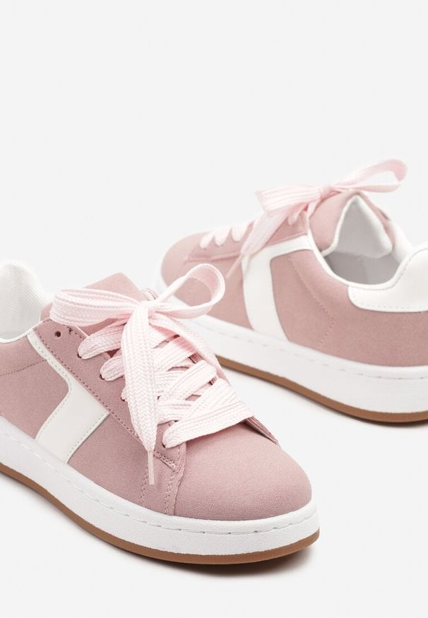 Renee - Różowe Sneakersy z Geometrycznym Motywem Taniffia. Okazja: na co dzień, na spacer. Zapięcie: sznurówki. Kolor: różowy. Materiał: jeans. Wzór: geometria. Obcas: na płaskiej podeszwie. Sport: turystyka piesza