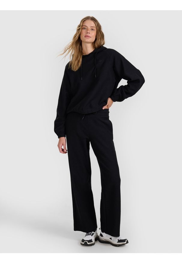 4f - 4F Bluza dresowa nierozpinana z kapturem damska - czarna XS. Okazja: na co dzień. Typ kołnierza: kaptur. Kolor: czarny. Materiał: dresówka. Długość rękawa: raglanowy rękaw. Długość: krótkie. Styl: sportowy, klasyczny, casual