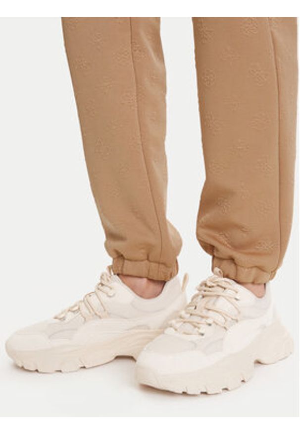 Guess Spodnie dresowe V5YB06 KBSL2 Beżowy Regular Fit. Kolor: beżowy. Materiał: syntetyk