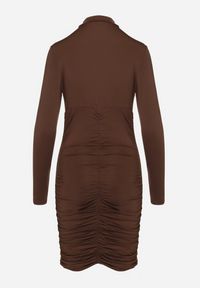 Born2be - Brązowa Sukienka Dopasowana z Marszczeniami i Wycięciem na Dekolcie Zaivina. Kolor: brązowy. Materiał: wiskoza. Typ sukienki: proste. Styl: wizytowy, klasyczny #6