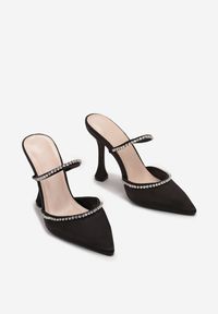 Renee - Czarne Klapki Noerian. Kolor: czarny. Materiał: materiał, satyna. Wzór: aplikacja. Obcas: na obcasie. Styl: elegancki. Wysokość obcasa: średni #4