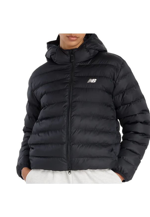 Kurtka damska New Balance WO53500BK - czarna. Okazja: na co dzień. Kolor: czarny. Materiał: poliester. Wzór: aplikacja. Sezon: zima. Styl: casual, klasyczny
