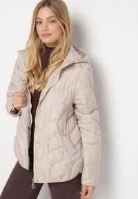 Born2be - Beżowa Pikowana Kurtka Przejściowa o Klasycznym Kroju z Kapturem Tavitte. Okazja: na co dzień, na spacer. Typ kołnierza: kaptur. Kolekcja: plus size. Kolor: beżowy. Materiał: poliester, jeans. Wzór: aplikacja. Styl: klasyczny #5