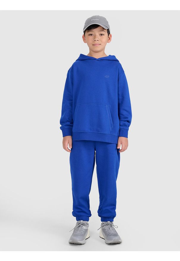 4f - 4F Bluza dresowa nierozpinana z kapturem chłopięca - niebieska 134 (8-9 lat). Okazja: na co dzień. Typ kołnierza: kaptur. Kolor: niebieski. Materiał: dresówka. Wzór: gładki, ze splotem. Sezon: lato. Styl: młodzieżowy, casual, sportowy