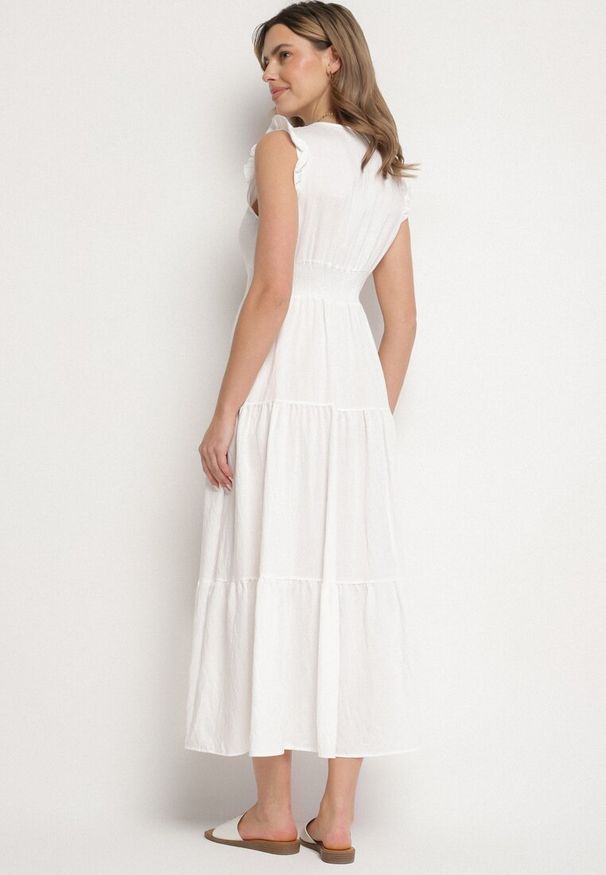Born2be - Biała Wiskozowa Sukienka z Falbankami Sadoline. Okazja: na co dzień. Typ kołnierza: kołnierz z falbankami. Kolor: biały. Materiał: wiskoza. Styl: boho, casual