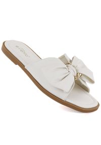 Klapki damskie płaskie z kokardą białe eVento 5479. Kolor: biały. Materiał: skóra ekologiczna. Sezon: lato. Obcas: na obcasie. Wysokość obcasa: niski #1