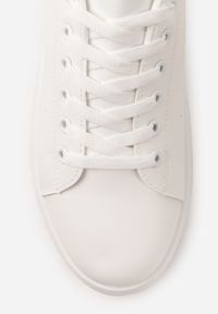 Renee - Biało-Czarne Sneakersy z Ekoskóry na Grubej Podeszwie ze Sznurowaniem Serizia. Okazja: na co dzień. Zapięcie: sznurówki. Kolor: biały. Materiał: jeans. Obcas: na platformie #6