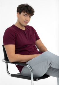 Volcano - T-shirt z rozpinanym dekoltem TM-HUBRIS. Kolekcja: plus size. Materiał: bawełna, materiał. Długość rękawa: krótki rękaw. Długość: krótkie. Wzór: aplikacja. Styl: klasyczny #1