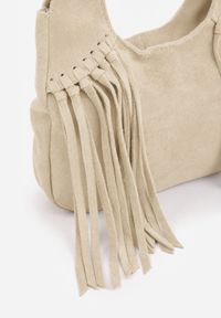 Renee - Beżowa Torebka w Stylu Boho z Imitacji Zamszu Ozdobiona Frędzlami na Długim Pasku na Ramię Megorre. Kolor: beżowy. Wzór: aplikacja. Dodatki: z frędzlami. Materiał: zamszowe. Styl: boho. Rodzaj torebki: na ramię #4