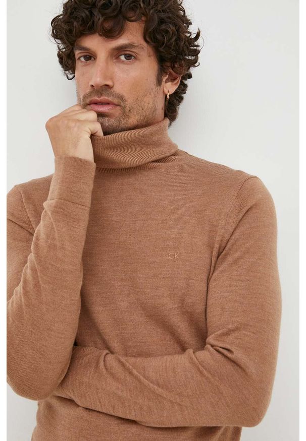 Calvin Klein sweter wełniany męski kolor brązowy lekki z golferm. Typ kołnierza: golf. Kolor: brązowy. Materiał: wełna