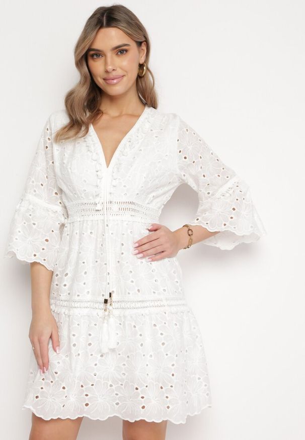 Born2be - Biała Bawełniana Sukienka w Stylu Boho z Ażurowym Wzorem Elsenia. Kolor: biały. Materiał: bawełna. Wzór: ażurowy. Sezon: lato. Styl: boho