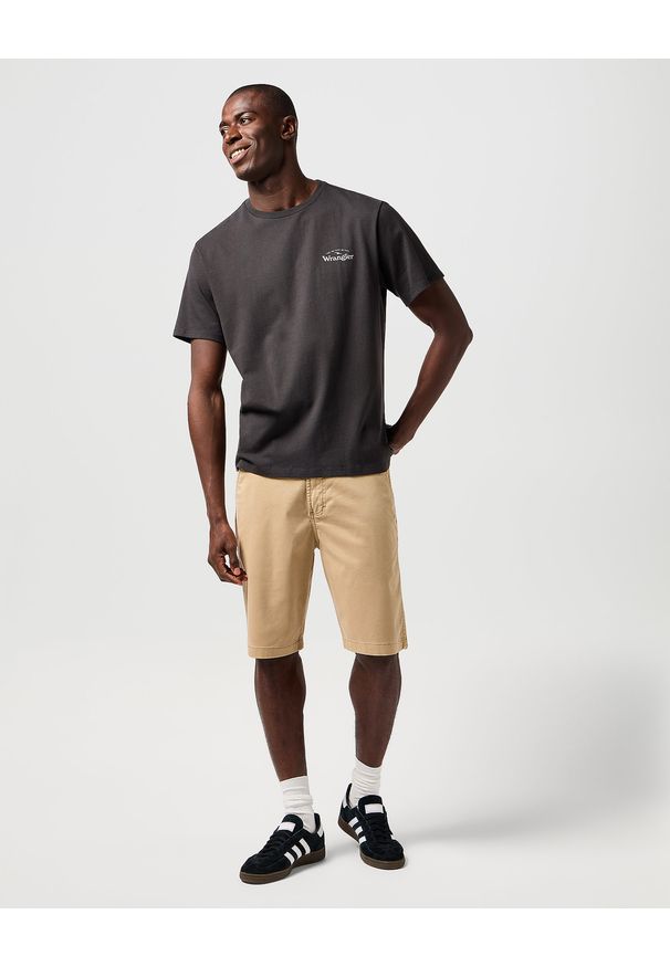 Wrangler - MESKIE SPODENKI WRANGLER CHINO SHORT PLAZA TAUPE 112362349. Okazja: na co dzień. Materiał: materiał, bawełna, len, elastan, skóra. Długość: do kolan. Sezon: lato. Styl: klasyczny, casual