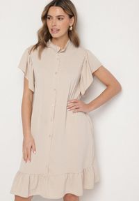Born2be - Beżowa Sukienka Koszulowa z Guzikami i Falbankami Tenalena. Okazja: na co dzień. Typ kołnierza: kołnierz z falbankami. Kolor: beżowy. Typ sukienki: koszulowe. Styl: sportowy, casual, elegancki #1