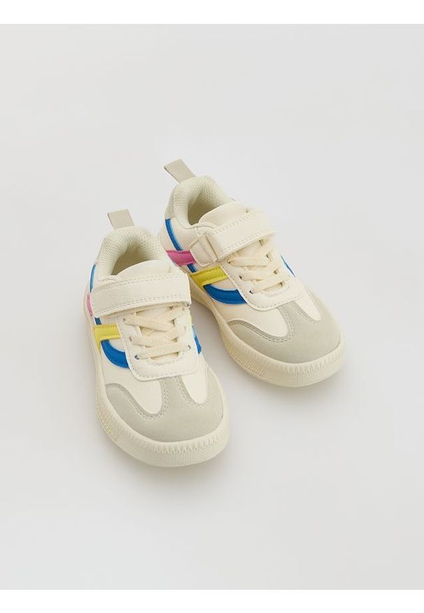 Reserved - Sneakersy z imitacji skóry - biały. Kolor: biały. Materiał: skóra