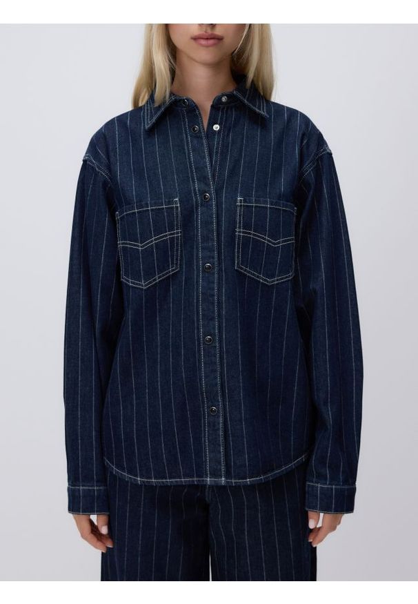 Reserved - Denimowa koszula - granatowy. Kolor: niebieski. Materiał: bawełna, tkanina