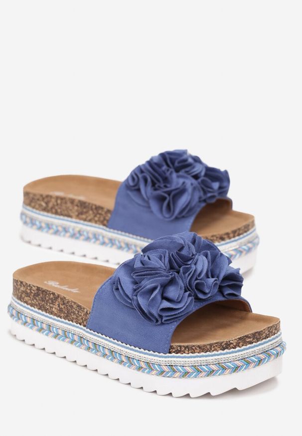 Born2be - Niebieskie Klapki z Kwiatkiem na Ozdobnej Platformie z Korka Gilivia. Kolor: niebieski. Wzór: kwiaty. Obcas: na platformie. Styl: boho