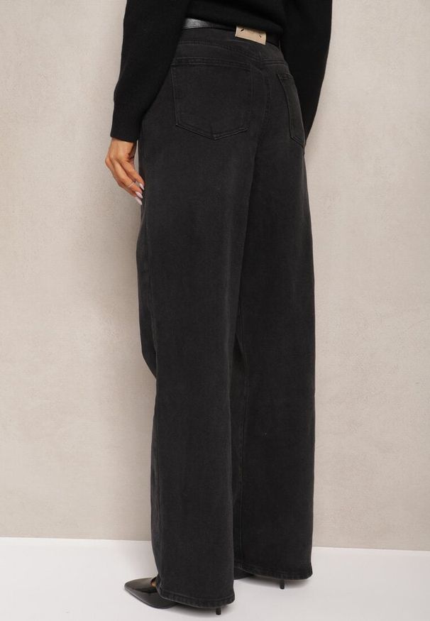 Renee - Czarne Bawełniane Jeansy o Szerokim Kroju High Waist Ozdobione Paskiem z Klamrą Atterina. Stan: podwyższony. Kolor: czarny. Wzór: aplikacja. Styl: elegancki