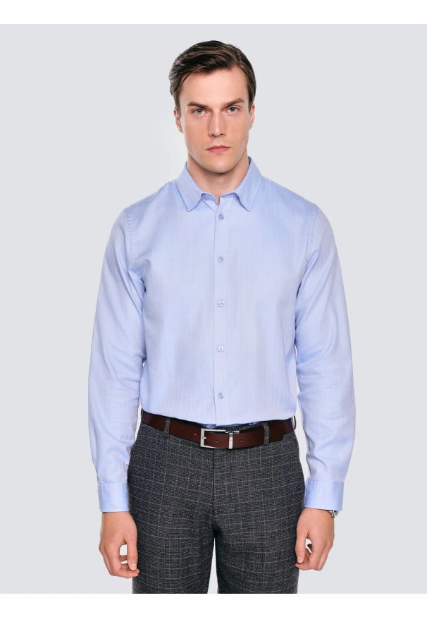 Big-Star - Koszula męska bawełniana błękitna Guberno 400. Okazja: do pracy. Kolor: niebieski. Materiał: bawełna. Wzór: haft, jodełka, ze splotem. Styl: klasyczny, elegancki